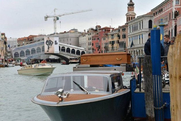 Βενετία: Ο Ρέντσι στην κηδεία της 29χρονης Ιταλίδας που δολοφονήθηκε στο Bataclan [εικόνες] | iefimerida.gr 1