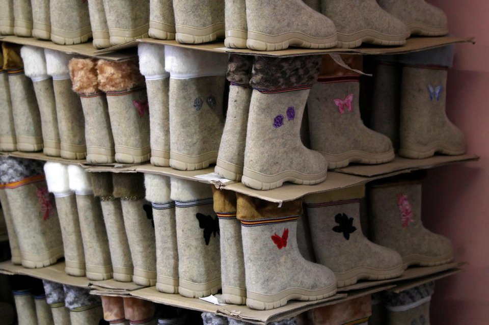 Οι Ρώσοι «απαντούν» στις Ugg με τις Βάλενκι -Στρας και σφυροδρέπανο [εικόνες]   | iefimerida.gr 1