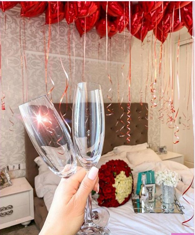 Δεκάδες μπαλόνια και ένα δώρο από τα Tiffany's