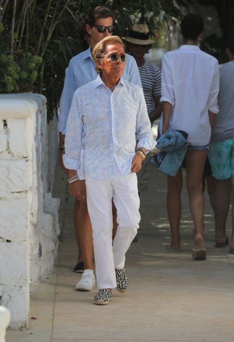 Ελλάδα «ψηφίζει» και φέτος ο Βαλεντίνο -Ο γνωστός σχεδιαστής απολαμβάνει τις διακοπές του στη Μύκονο [εικόνες] | iefimerida.gr 1