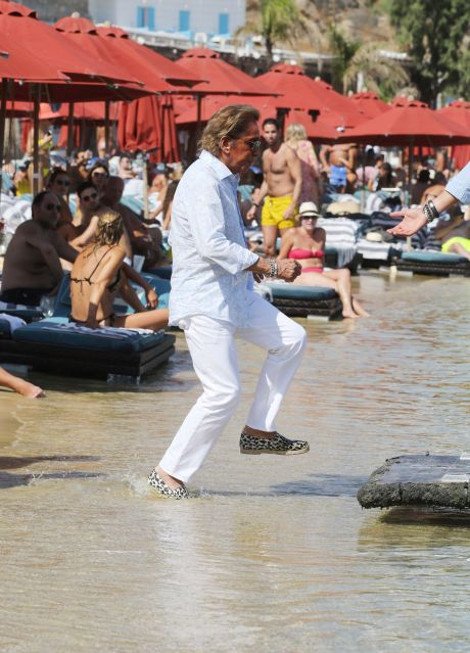 Ελλάδα «ψηφίζει» και φέτος ο Βαλεντίνο -Ο γνωστός σχεδιαστής απολαμβάνει τις διακοπές του στη Μύκονο [εικόνες] | iefimerida.gr 2