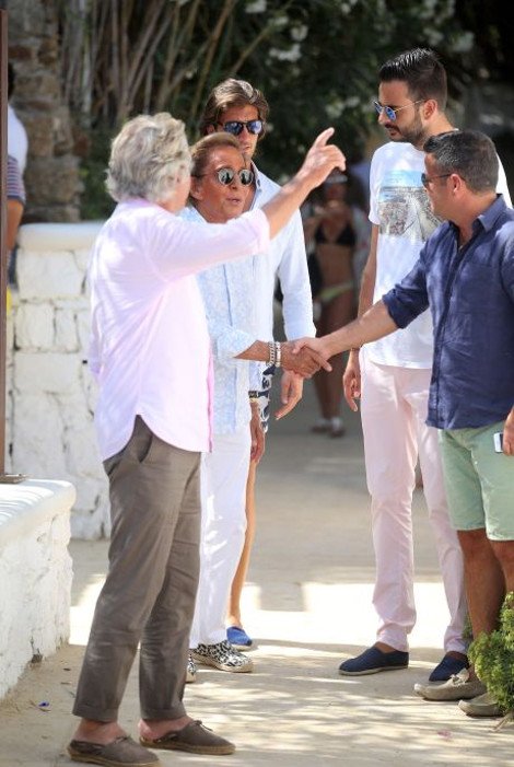 Ελλάδα «ψηφίζει» και φέτος ο Βαλεντίνο -Ο γνωστός σχεδιαστής απολαμβάνει τις διακοπές του στη Μύκονο [εικόνες] | iefimerida.gr 3