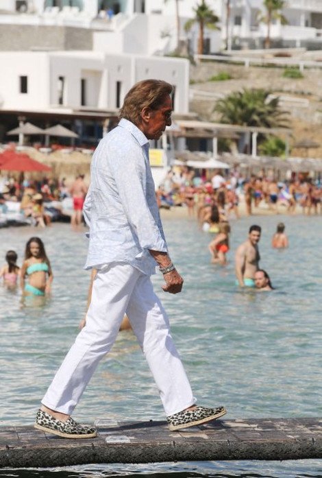 Ελλάδα «ψηφίζει» και φέτος ο Βαλεντίνο -Ο γνωστός σχεδιαστής απολαμβάνει τις διακοπές του στη Μύκονο [εικόνες] | iefimerida.gr 0