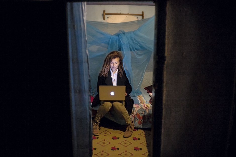 Η Βαλερί Τριερβελέρ εκπλήσσει -Με λιωμένα μποτάκια και ένα λάπτοτ, σε νέο ρόλο [εικόνες] | iefimerida.gr 0