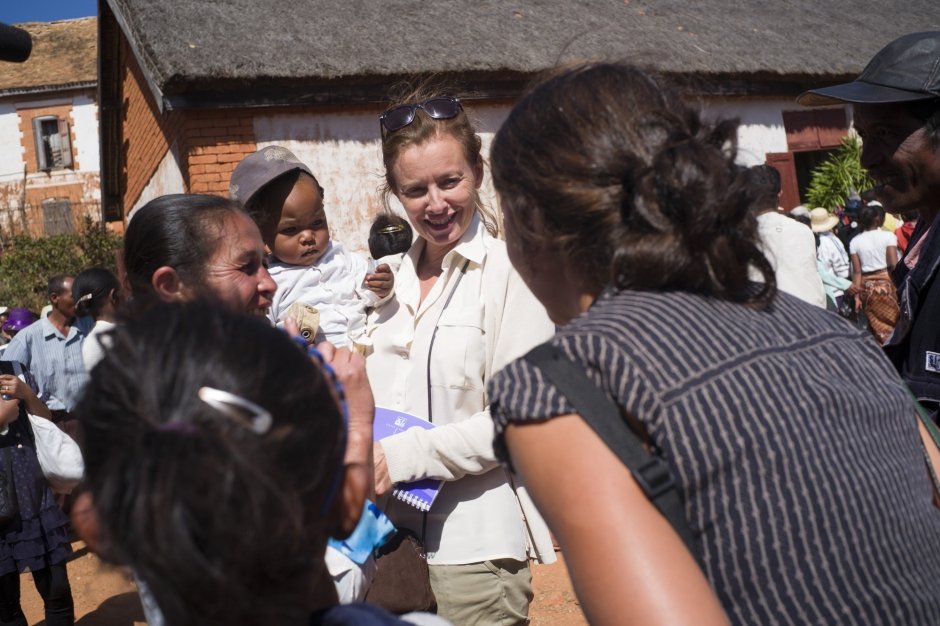 Η Βαλερί Τριερβελέρ εκπλήσσει -Με λιωμένα μποτάκια και ένα λάπτοτ, σε νέο ρόλο [εικόνες] | iefimerida.gr 1