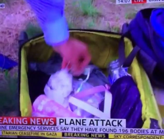 Οταν ο δημοσιογράφος ξεφεύγει από τα όρια του ρεπορτάζ -Ψάχνει live τη βαλίτσα νεκρού επιβάτη του Boeing [εικόνες] | iefimerida.gr 2