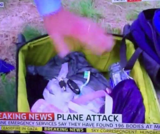 Οταν ο δημοσιογράφος ξεφεύγει από τα όρια του ρεπορτάζ -Ψάχνει live τη βαλίτσα νεκρού επιβάτη του Boeing [εικόνες] | iefimerida.gr 3