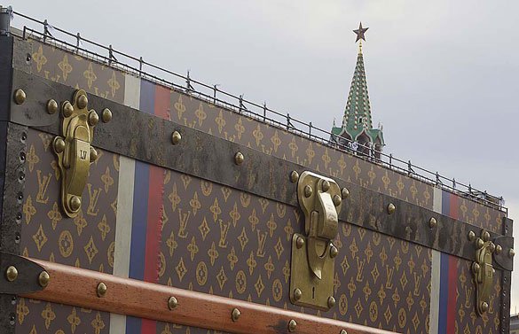 Σάλος στη Μόσχα από τη γιγαντιαία βαλίτσα της Louis Vuitton στην Κόκκινη Πλατεία [εικόνες] | iefimerida.gr 1