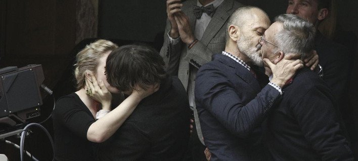 Η απάντηση Βαλλιανάτου για το φιλί στα θεωρεία της Βουλής [βίντεο] | iefimerida.gr 0