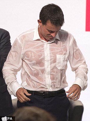 Γιούχαραν τον Γάλλο πρωθυπουργό και τον έπιασε κρίση ιδρώτα -Εγινε μούσκεμα, έσταζε από την κορυφή ως τα νύχια [εικόνες] | iefimerida.gr 0