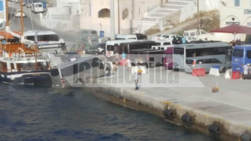 Βανάκι στο λιμάνι της Σαντορίνης αιωρείται πάνω από τη θάλασσα [εικόνες] | iefimerida.gr 0