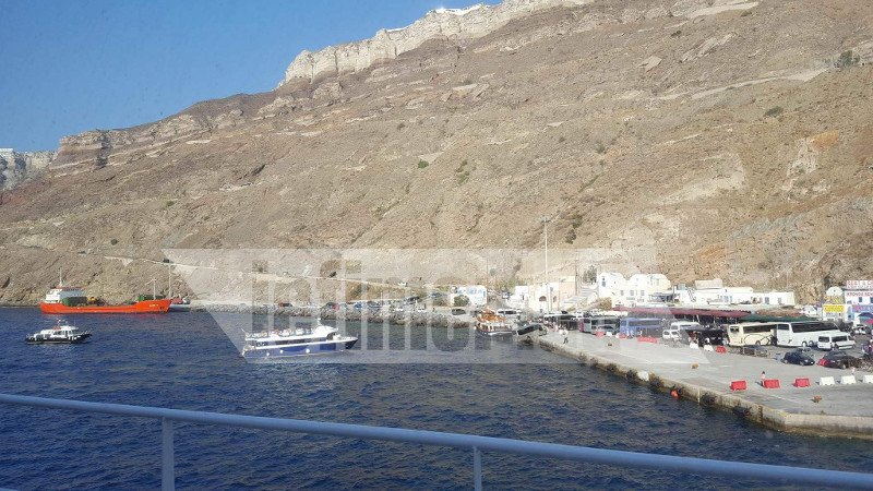 Βανάκι στο λιμάνι της Σαντορίνης αιωρείται πάνω από τη θάλασσα [εικόνες] | iefimerida.gr 1