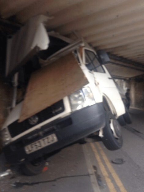 Οδηγός φορτηγού καρφώθηκε στην οροφή γέφυρας -Αγνόησε την πινακίδα [εικόνα] | iefimerida.gr 0