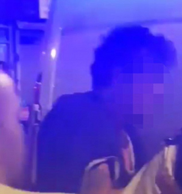 Τρόμος στο Λονδίνο: Βαν έπεσε πάνω σε πιστούς έξω από τζαμί -Ενας νεκρός, 10 τραυματίες [εικόνες] | iefimerida.gr 1