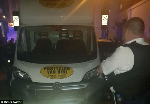 Τρόμος στο Λονδίνο: Βαν έπεσε πάνω σε πιστούς έξω από τζαμί -Ενας νεκρός, 10 τραυματίες [εικόνες] | iefimerida.gr 7