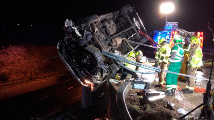 Ηρωας αστυνομικός συγκράτησε με τα χέρια του ένα βαν για να μην πέσει στο κενό από γέφυρα! [εικόνες]  | iefimerida.gr 1