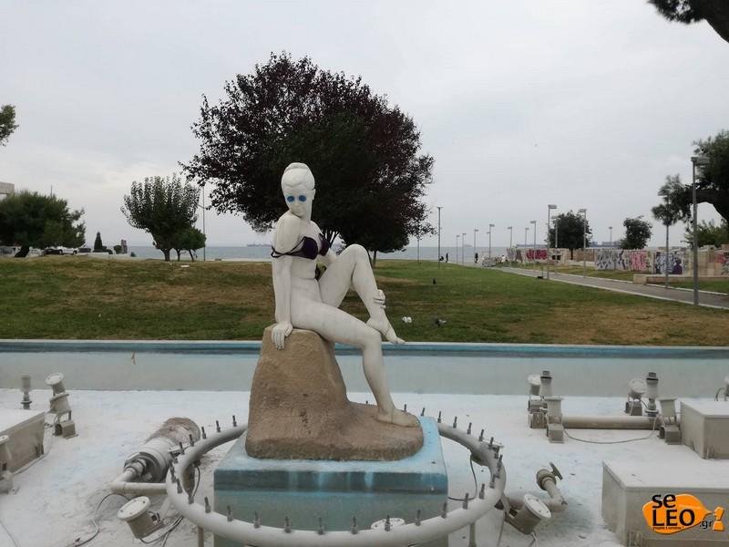 Αγνωστοι έβαλαν στηθόδεσμο και γυαλιά στη γοργόνα του Λευκού Πύργου [εικόνες] | iefimerida.gr 0