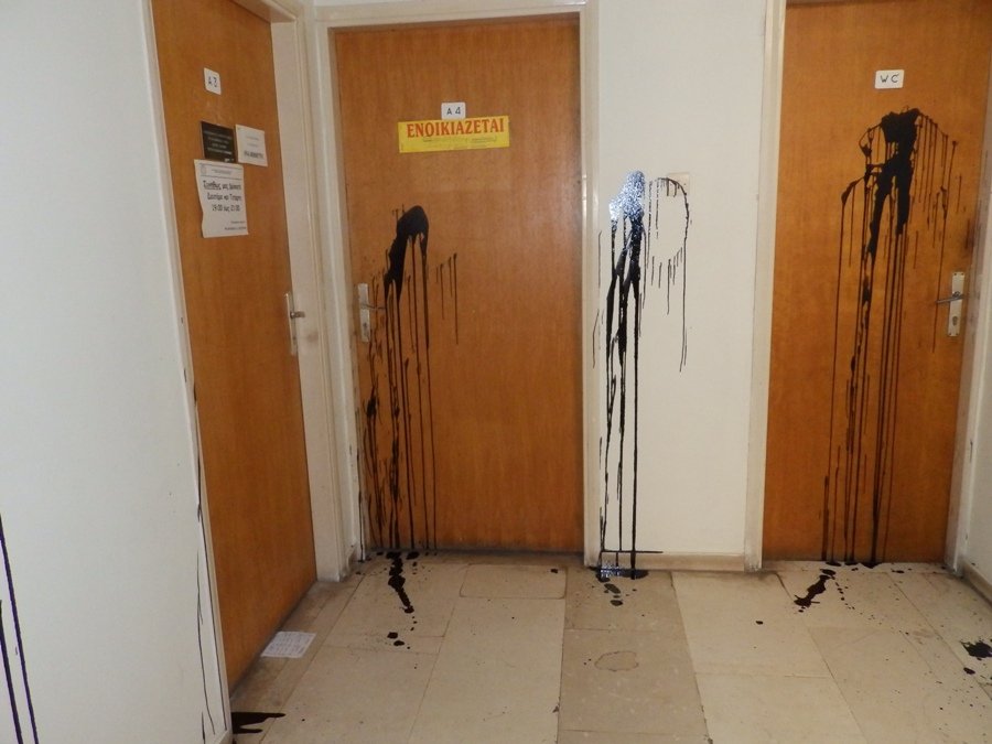 Xανιά: Προσπάθησαν να κάψουν τα γραφεία της Χρυσής Αυγής -Πέταξαν μπογιές [εικόνες] | iefimerida.gr 3