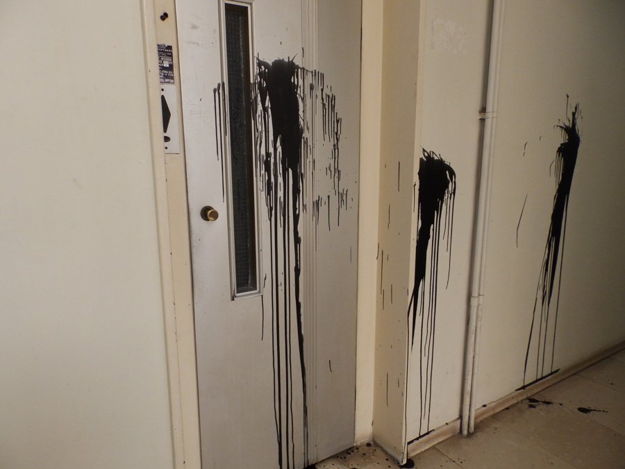 Xανιά: Προσπάθησαν να κάψουν τα γραφεία της Χρυσής Αυγής -Πέταξαν μπογιές [εικόνες] | iefimerida.gr 4