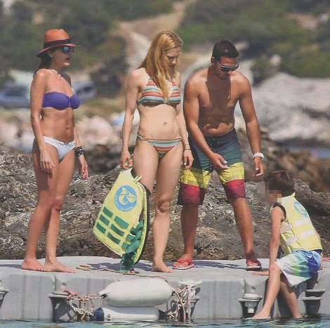 Βανδή, Μαστροκώστα, Παπαδημητρίου στην ίδια παραλία [εικόνες] | iefimerida.gr 5