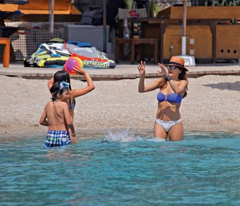 Βανδή, Μαστροκώστα, Παπαδημητρίου στην ίδια παραλία [εικόνες] | iefimerida.gr 1