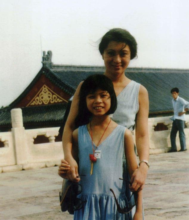 «Η μητέρα μου με χτυπούσε και με ανάγκαζε να την προσκυνώ» -Η εφιαλτική παιδική ηλικία της Βανέσα Μέι [εικόνες] | iefimerida.gr 1