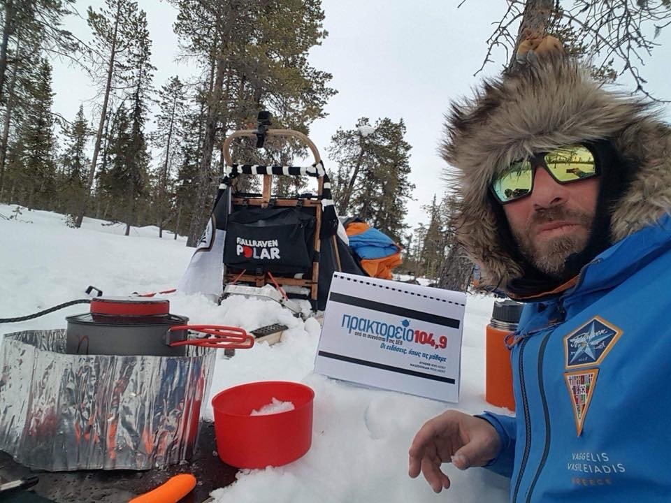 Χρώμα Ελλάδας στον Αρκτικό Κύκλο -Ποιος είναι ο Βαγγέλης Βασιλειάδης που τον διέσχισε με έλκηθρο στους -30 [εικόνες] | iefimerida.gr 1