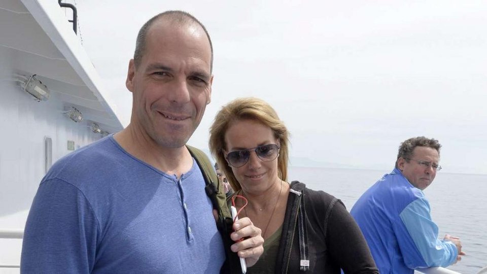 Ο Βαρουφάκης με τη Δανάη στην Αίγινα: Τους «ανακάλυψε» η Bild [εικόνες] | iefimerida.gr 0