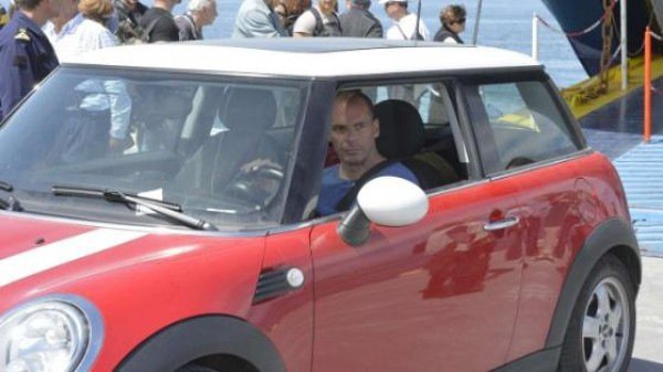 Ο Βαρουφάκης με τη Δανάη στην Αίγινα: Τους «ανακάλυψε» η Bild [εικόνες] | iefimerida.gr 2