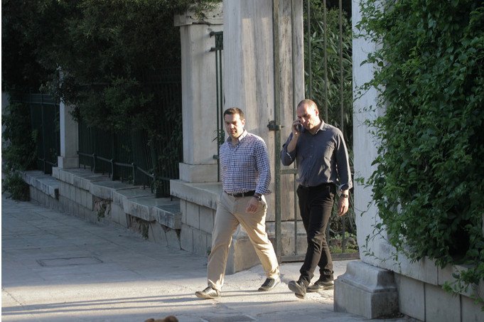 Η βόλτα Τσίπρα-Βαρουφάκη στον εθνικό κήπο και οι selfies [εικόνες] | iefimerida.gr 2