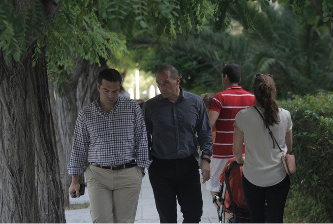 Η βόλτα Τσίπρα-Βαρουφάκη στον εθνικό κήπο και οι selfies [εικόνες] | iefimerida.gr 3