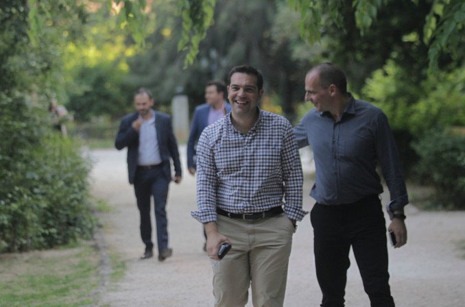 Η βόλτα Τσίπρα-Βαρουφάκη στον εθνικό κήπο και οι selfies [εικόνες] | iefimerida.gr 5