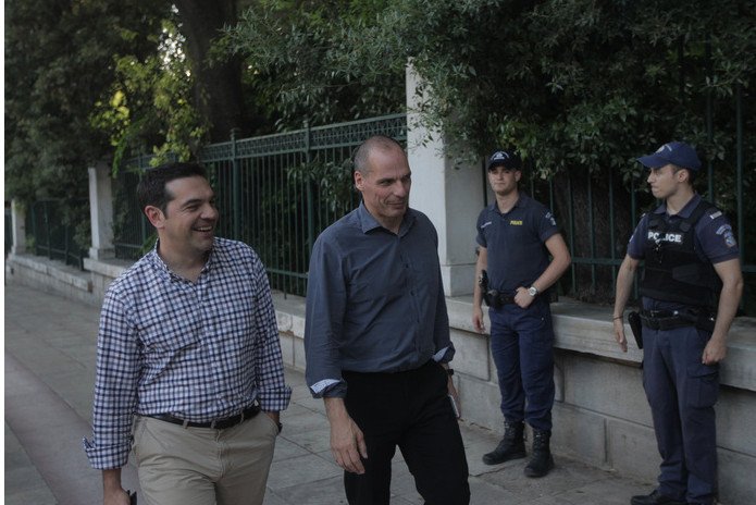 Η βόλτα Τσίπρα-Βαρουφάκη στον εθνικό κήπο και οι selfies [εικόνες] | iefimerida.gr 8