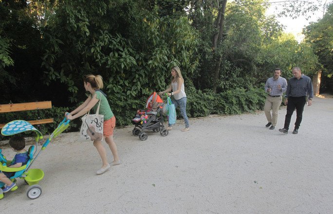 Η βόλτα Τσίπρα-Βαρουφάκη στον εθνικό κήπο και οι selfies [εικόνες] | iefimerida.gr 9