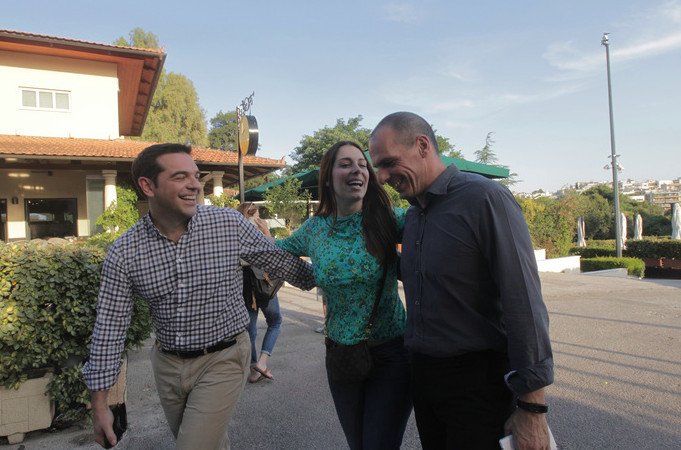 Η βόλτα Τσίπρα-Βαρουφάκη στον εθνικό κήπο και οι selfies [εικόνες] | iefimerida.gr 0