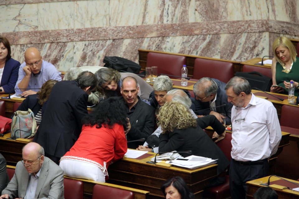 Bουλευτές του ΣΥΡΙΖΑ πέφτουν πάνω στον Βαρουφάκη και ρωτούν με αγωνία [εικόνες] | iefimerida.gr 4