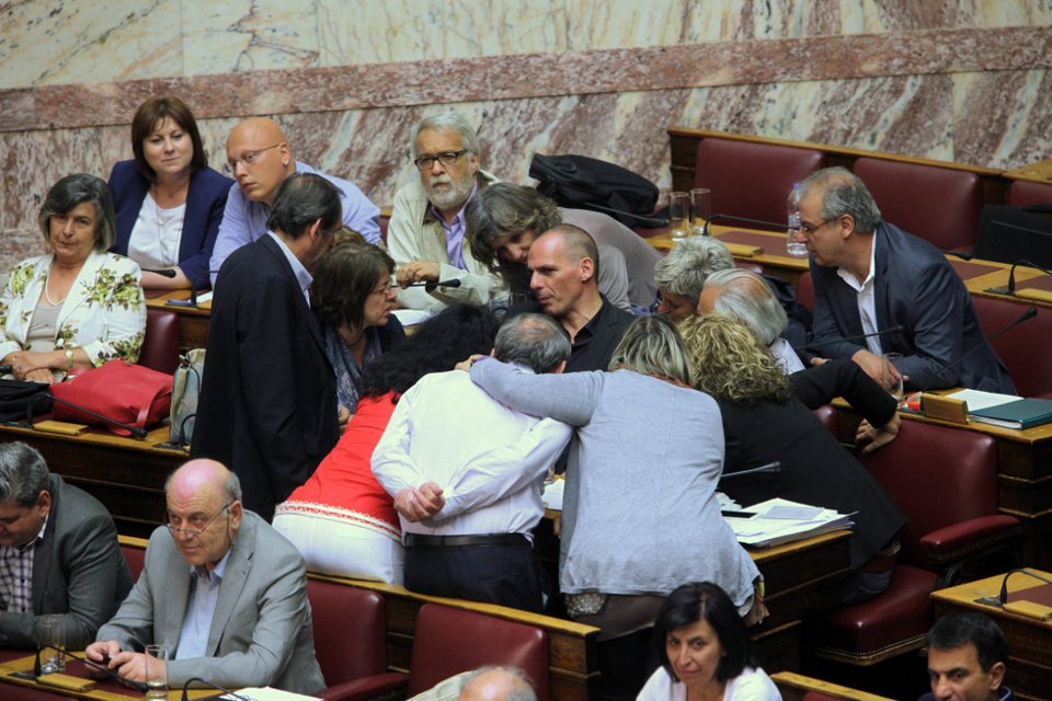 Bουλευτές του ΣΥΡΙΖΑ πέφτουν πάνω στον Βαρουφάκη και ρωτούν με αγωνία [εικόνες] | iefimerida.gr 5
