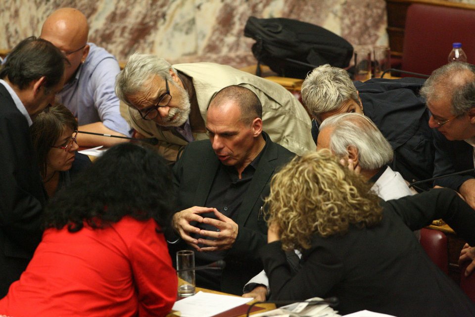 Bουλευτές του ΣΥΡΙΖΑ πέφτουν πάνω στον Βαρουφάκη και ρωτούν με αγωνία [εικόνες] | iefimerida.gr 0