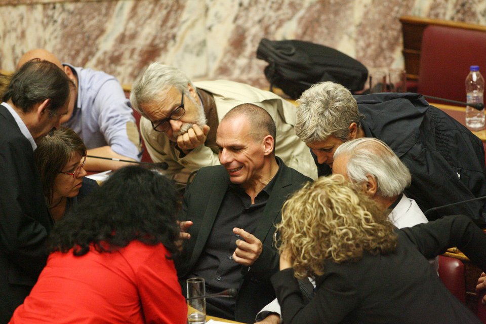 Bουλευτές του ΣΥΡΙΖΑ πέφτουν πάνω στον Βαρουφάκη και ρωτούν με αγωνία [εικόνες] | iefimerida.gr 1