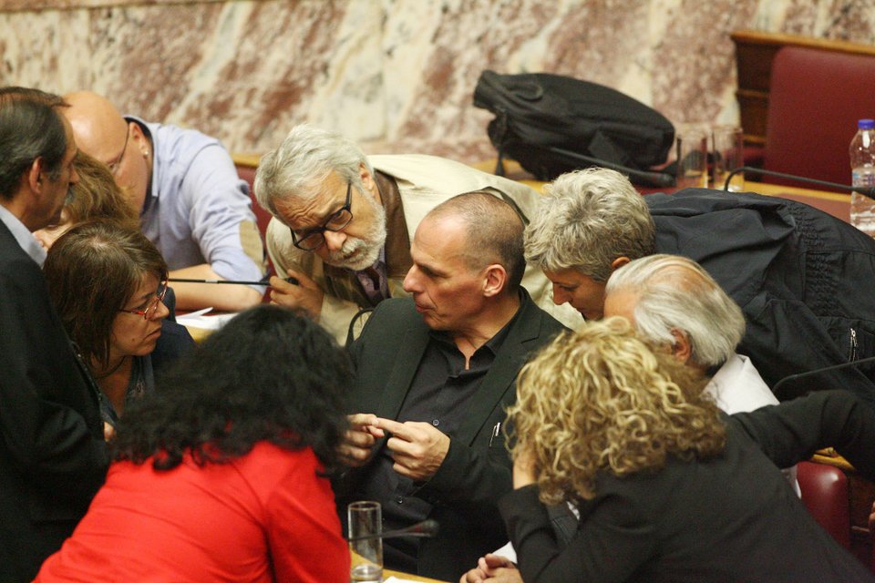 Bουλευτές του ΣΥΡΙΖΑ πέφτουν πάνω στον Βαρουφάκη και ρωτούν με αγωνία [εικόνες] | iefimerida.gr 2