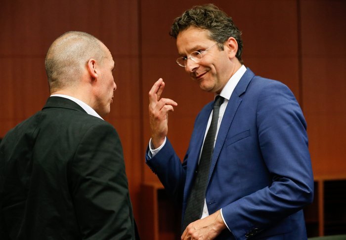 Η χειρονομία του Ντάισελμπλουμ στον Βαρουφάκη [εικόνες] | iefimerida.gr 0