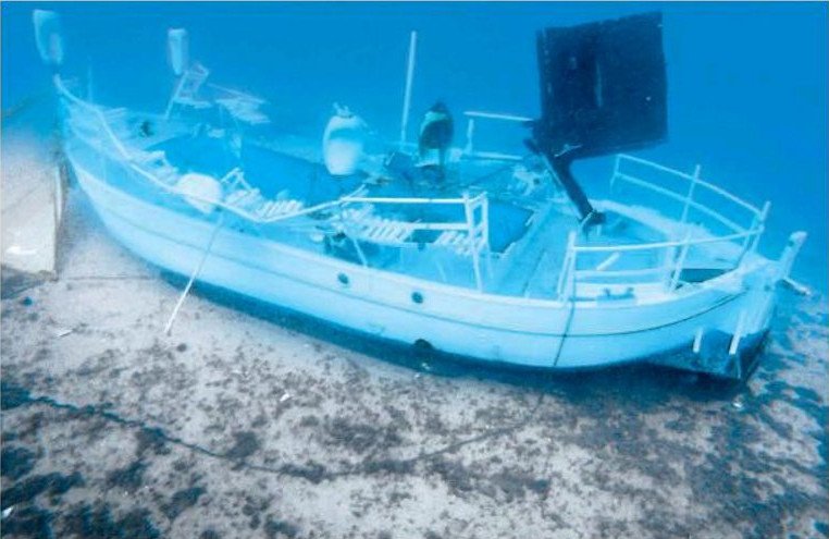 Στο βυθό παραμένει η λάντζα από την τραγωδία στην Αίγινα -Εμφανή τα σημάδια από τη σύγκρουση με το ταχύπλοο [εικόνες] | iefimerida.gr 0