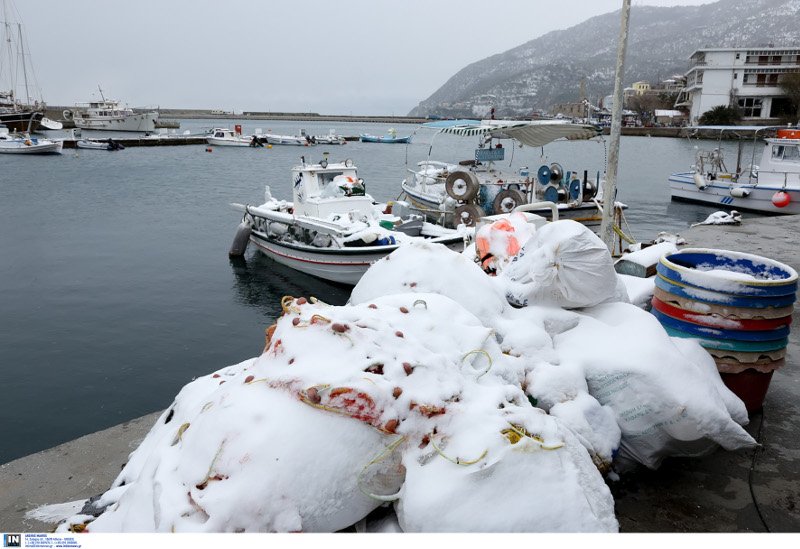 Πάγωσαν από τα χιόνια ιστιοπλοϊκά, βάρκες και καΐκια -Μοναδικά καρέ σε Σκόπελο, Μυτιλήνη και Αργολίδα [εικόνες] | iefimerida.gr 5