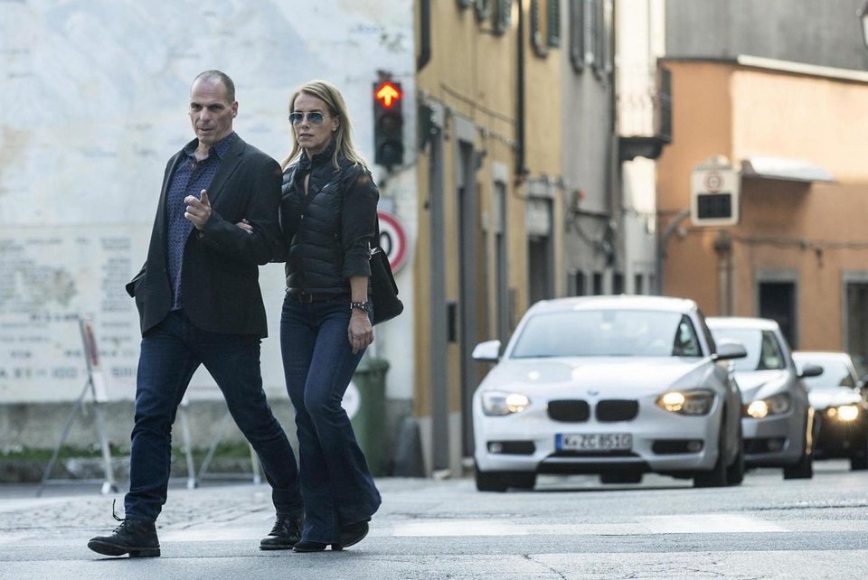 Η βόλτα του ζεύγους Βαρουφάκη στην λίμνη Κόμο – Ετρεχαν πίσω τους οι παπαράτσι για ένα κλικ [εικόνες] | iefimerida.gr 9