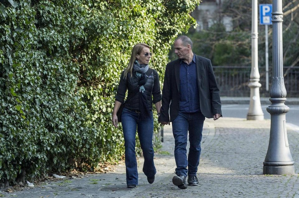 Η βόλτα του ζεύγους Βαρουφάκη στην λίμνη Κόμο – Ετρεχαν πίσω τους οι παπαράτσι για ένα κλικ [εικόνες] | iefimerida.gr 11