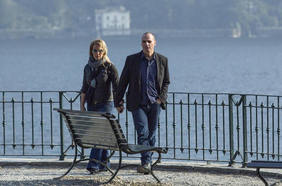 Η βόλτα του ζεύγους Βαρουφάκη στην λίμνη Κόμο – Ετρεχαν πίσω τους οι παπαράτσι για ένα κλικ [εικόνες] | iefimerida.gr 12