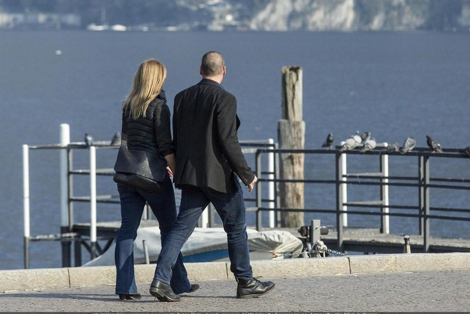 Η βόλτα του ζεύγους Βαρουφάκη στην λίμνη Κόμο – Ετρεχαν πίσω τους οι παπαράτσι για ένα κλικ [εικόνες] | iefimerida.gr 13