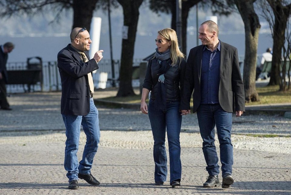 Η βόλτα του ζεύγους Βαρουφάκη στην λίμνη Κόμο – Ετρεχαν πίσω τους οι παπαράτσι για ένα κλικ [εικόνες] | iefimerida.gr 14