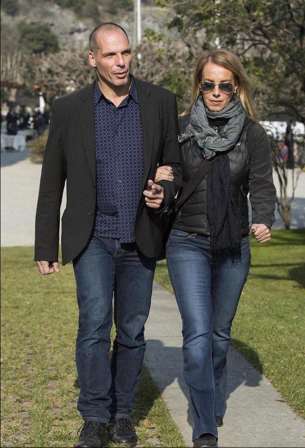 Η βόλτα του ζεύγους Βαρουφάκη στην λίμνη Κόμο – Ετρεχαν πίσω τους οι παπαράτσι για ένα κλικ [εικόνες] | iefimerida.gr 2