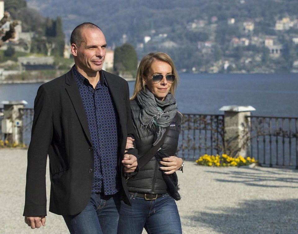 Η βόλτα του ζεύγους Βαρουφάκη στην λίμνη Κόμο – Ετρεχαν πίσω τους οι παπαράτσι για ένα κλικ [εικόνες] | iefimerida.gr 3